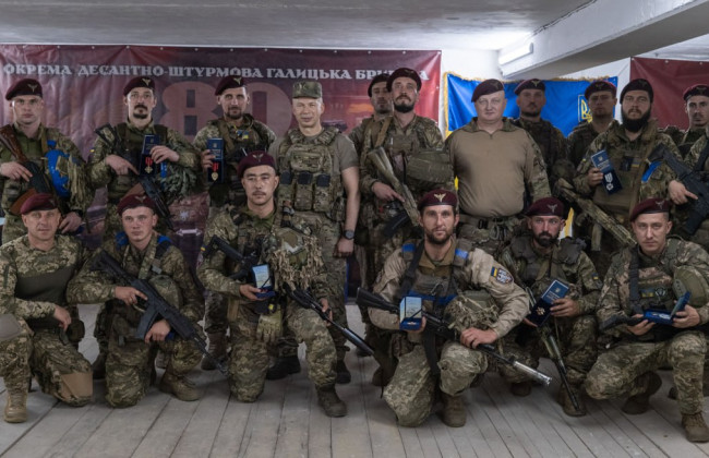 Главнокомандующий ВСУ Александр Сырский наградил воинов-десантников, которые ведут боевые действия на Курщине