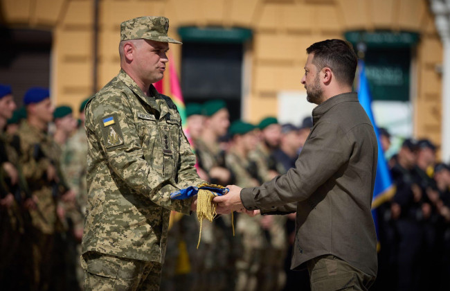 Владимир Зеленский вручил ленту «Призрак Киева» боевым летчикам