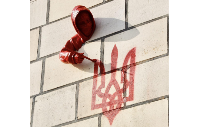 В Киеве появилась скульптура французского художника Джеймса Коломина на стене Главпочтампа