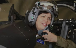 Мати загиблого пілота «Джуса» сіла у винищувач F-16, на якому мріяв літати її син — відео