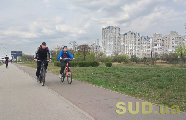 Патрульная полиция напоминает правила дорожного движения для велосипедистов