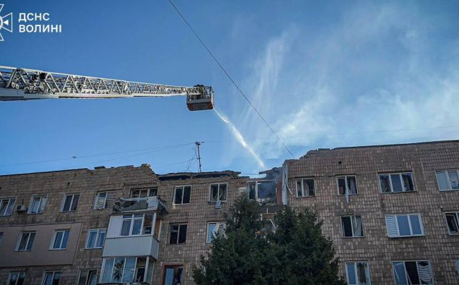 В ГСЧС показали первые кадры многоэтажки в Луцке после удара рф