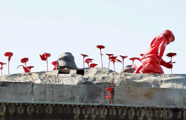 На постаменте демонтированного Щорса в Киеве установили скульптуру французского скульптора