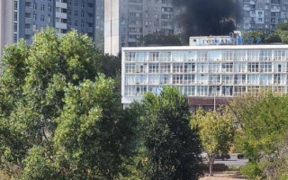 В Голосеевском районе Киева возник сильный пожар, фото и видео