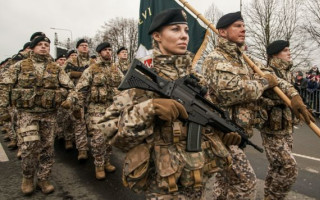 Латвия планирует ввести срочную службу для женщин