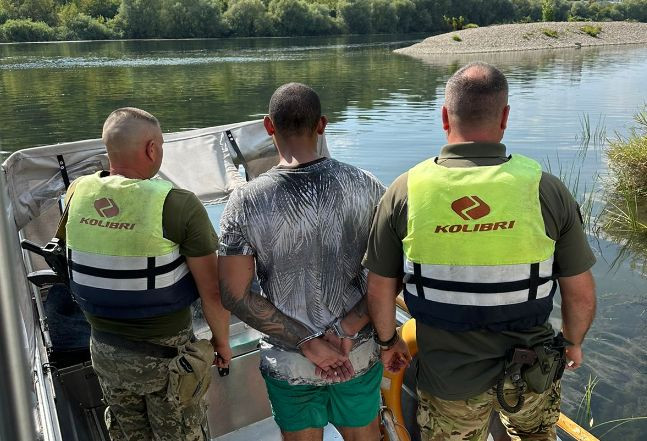 Небезпечний заплив через Дністер — на Вінниччині чоловік намагався виплисти за кордон, відео