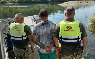 Небезпечний заплив через Дністер — на Вінниччині чоловік намагався виплисти за кордон, відео