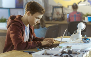 В Гоструда объяснили, как предоставить отпуск работнику в возрасте до 18 лет в первый год работы