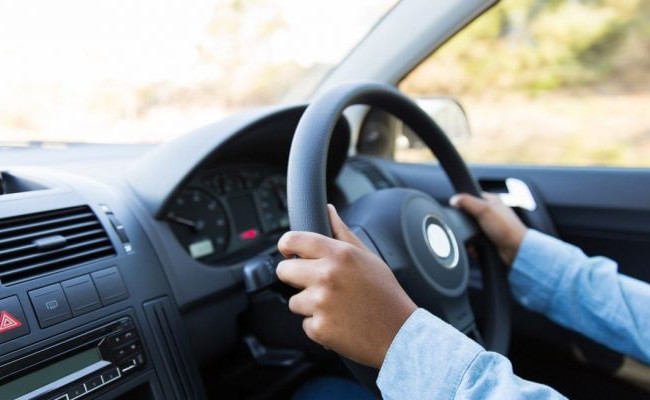 Суд отменил постановление о привлечении к админответственности несовершеннолетнего водителя из-за нарушения его права на защиту: детали дела