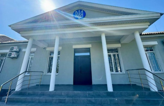 Нетвереза жінка намагалася проникнути до будівлі Бориспільського міськрайонного суду Київської області