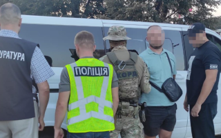 На Вінниччині  двоє чоловіків планували переправити військовозобов’язаного через кордон за 15 тисяч доларів