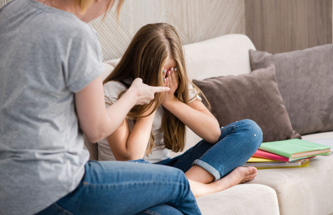 Апелляционный суд отменил постановления о привлечении женщины к админответственности за невыполнение обязанностей по воспитанию ребенка: детали дела