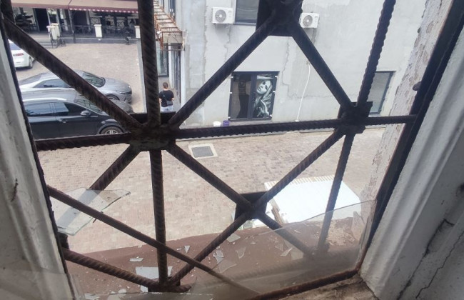 У Кривому Розі внаслідок ракетного удару постраждали будівлі судових установ, фото