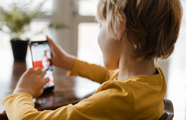 Во Франции с 2025 года учеников обяжут оставлять свои смартфоны в шкафчике при входе в школу