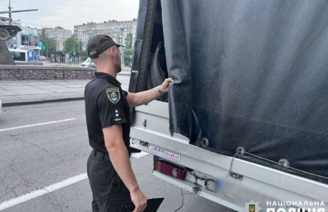 В Николаеве в ДТП попал грузовик, который перевозил собачьи туши