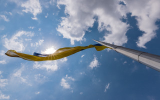 В Киеве приспустили главный флаг Украины