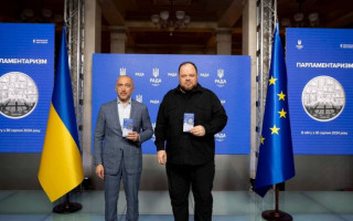 В Украине презентовали памятную монету Верховной Рады, фото