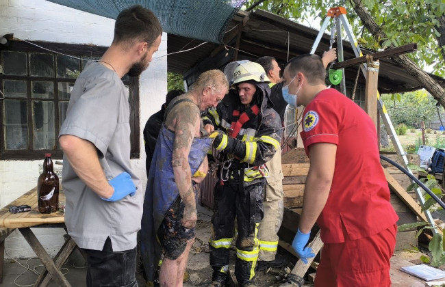 На Запорожье погиб мужчина, который во время работ упал в 30-метровый колодец