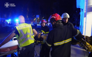 Чоловіка, який потрапив під вагон на станції метро Університет, деблокували та передали медикам