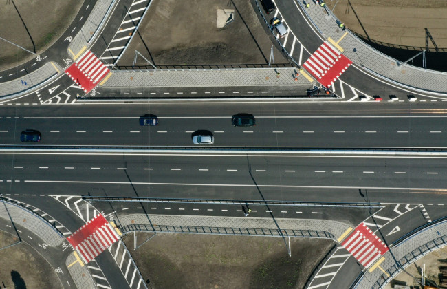 В Киеве полностью открыли движение новой развязкой на Оболони