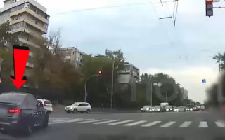 У Києві покарали водія BMW, який на очах у поліції порушив ПДР — відео