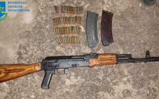 На Волині чоловік зберігав удома автомат Калашникова та дві сотні набоїв