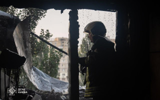 У Києві на Лівобережній горів будинок — пожежа спалахнула у квартирі, вогонь охопив три поверхи
