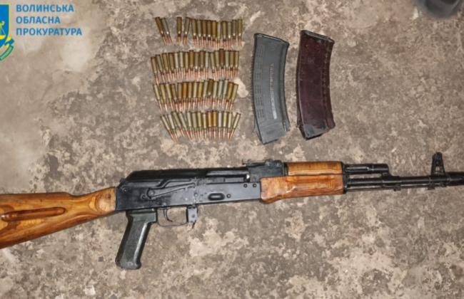 На Волыни мужчина хранил дома автомат Калашникова и две сотни патронов