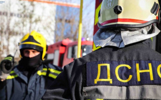 У Деснянському районі Києва стався вибух у будинку: ударна хвиля вибила частину балкону, відео