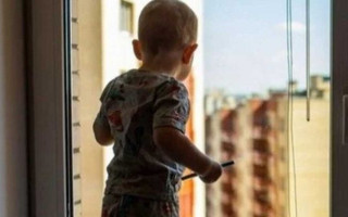У Одесі 3-річний хлопчик випав з вікна багатоповерхівки
