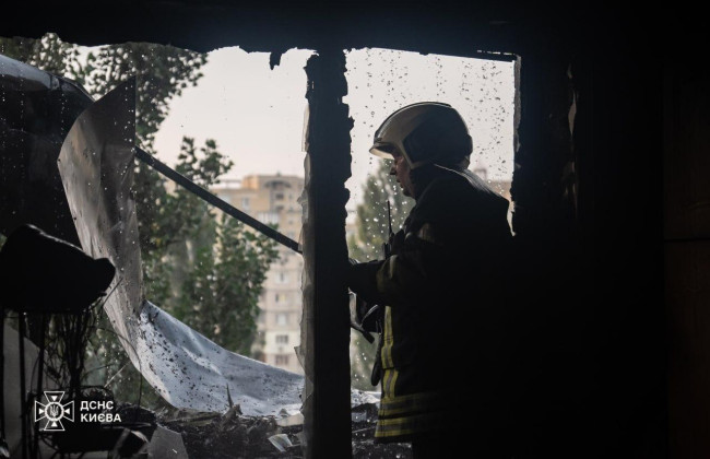 В Киеве на Левобережной горел дом — пожар загорелся в квартире, огонь охватил три этажа