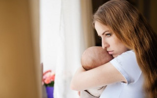 Суд зобов’язав одиноку матір повернути державі соціальні виплати через фінансову операцію, яка перевищила 50 000 грн: деталі справи