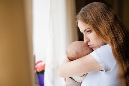 Суд обязал мать-одиночку вернуть государству социальные выплаты из-за финансовой операции, которая превысила 50 000 грн: детали дела