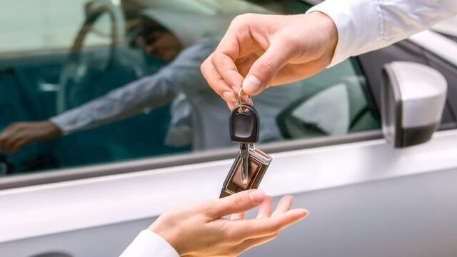 В Киеве подозревают администраторов сервисных центров МВД, которые помогали должникам переоформить автомобили без уплаты штрафов