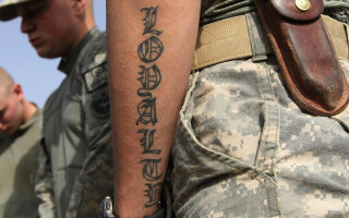 У Польщі військовим офіційно дозволили носити бороди і мати татуювання