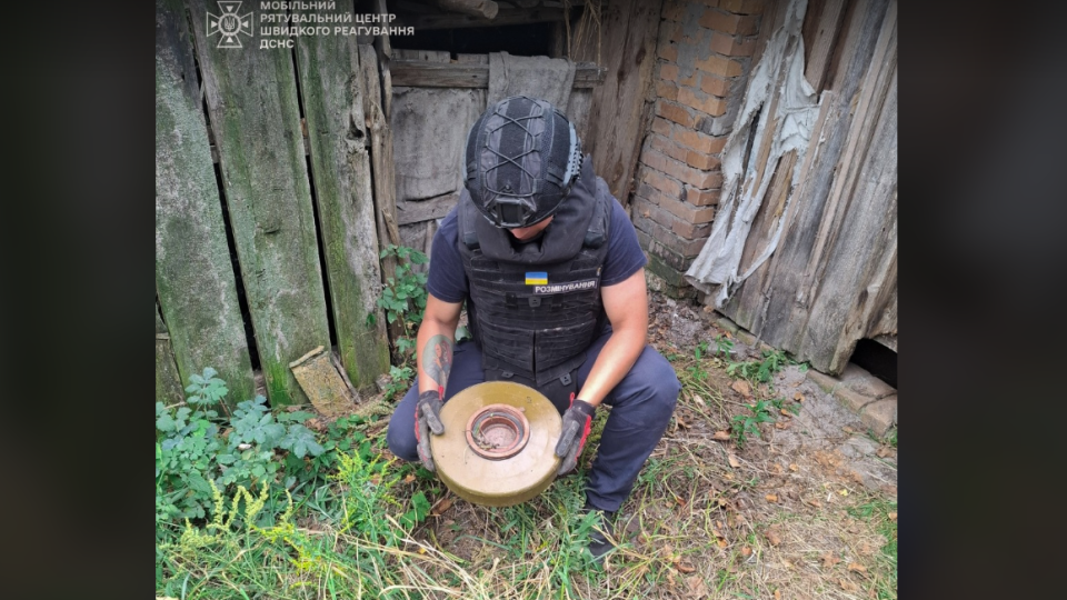 На Київщині чоловік знайшов на своєму подвір’ї російську міну, фото