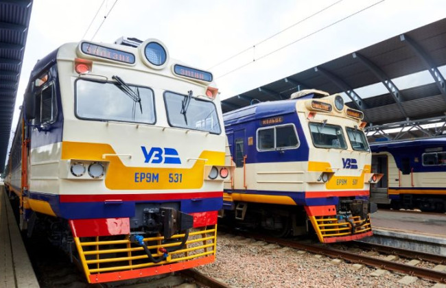 В Киеве возле Русановки под поезд попал курьер, электричка задерживается