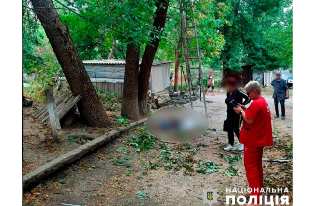 В Полтавской области мужчина порезал себя бензопилой во время подпиливания деревьев — он скончался на месте