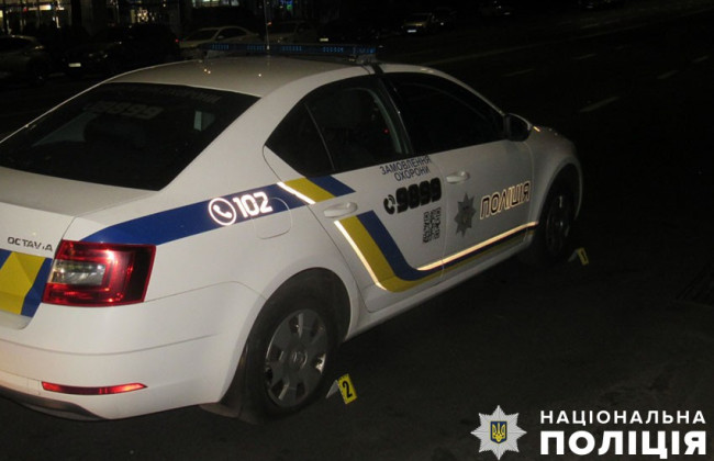 В Киеве, пока полицейские отрабатывали вызов о нарушении тишины, неизвестные порезали колеса их авто