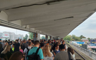 У Києві через закриття метро з лівого берега на правий і тривогу утворилися гігантські черги, фото і відео