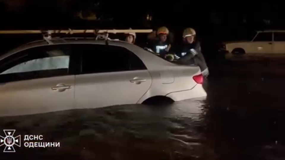 В Одесі через рекордну кількість опадів рятувальники визволяли з води автівки та автобуси, відео