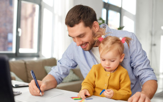 Гоструда объясняет, может ли работодатель отказать отцу в предоставлении отпуска при рождении ребенка