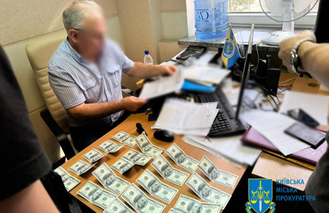 В Киеве задержан проректор частного вуза, который требовал от абитуриента 2 тысячи долларов за поступление