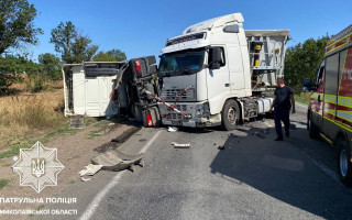 На автодороге М-14 на Николаевщине в результате ДТП перевернулся грузовик – движение затруднено