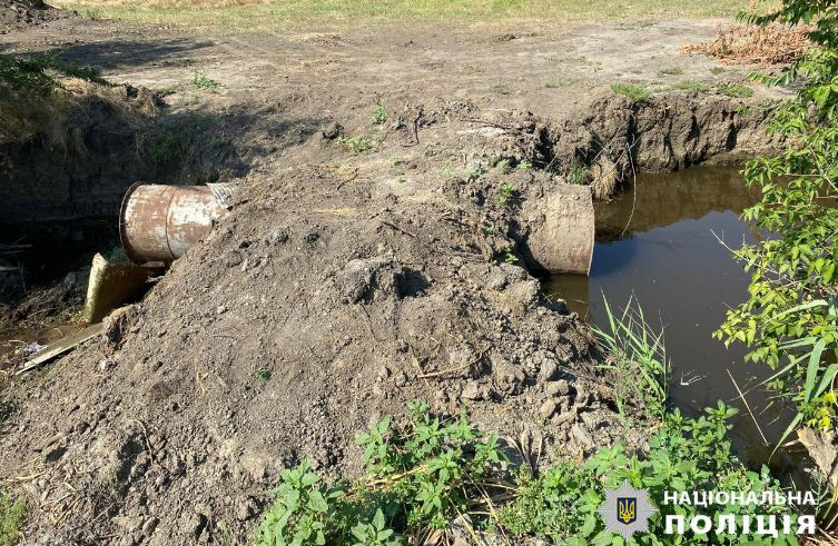 Перекрыл реку, чтобы поливать бахчу — в Одесской области будут судить фермера