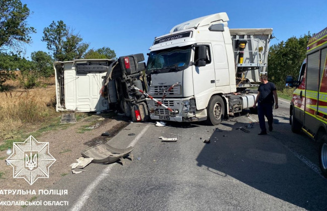 На автодороге М-14 на Николаевщине в результате ДТП перевернулся грузовик – движение затруднено