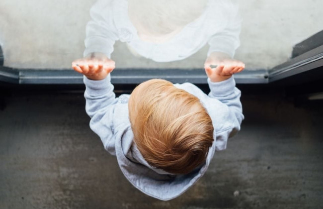 На Одесщине прохожие спасли ребенка от падения из окна четвертого этажа