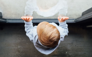 На Одещині перехожі врятували дитину від падіння з вікна четвертого поверху