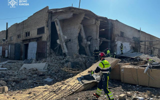 У Києві на підприємстві стався вибух, під завалами можуть бути люди