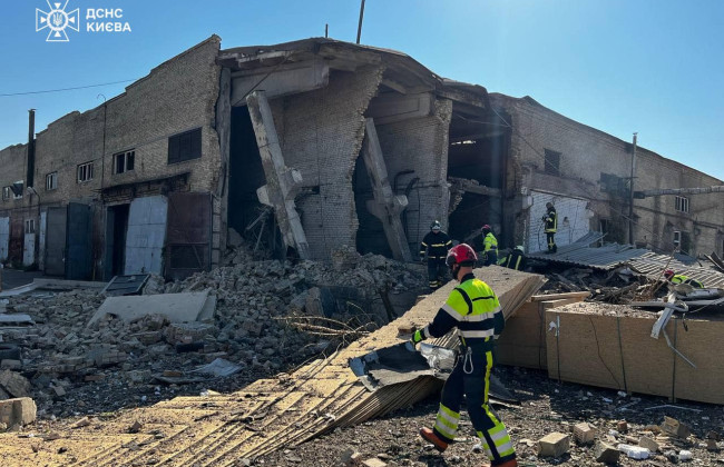В Киеве на предприятии произошел взрыв, под завалами могут быть люди